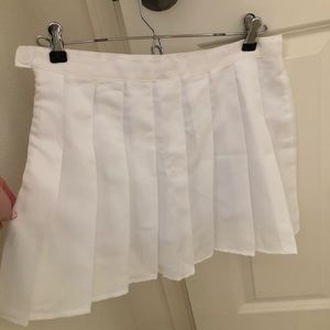 Trendy white pleated skort
